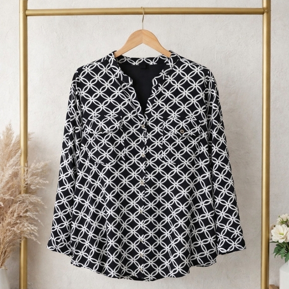 Unbranded Tops - Women’s 2X Black White Geometric Blouse Button Front Lightweight Roll Tab Sleeve